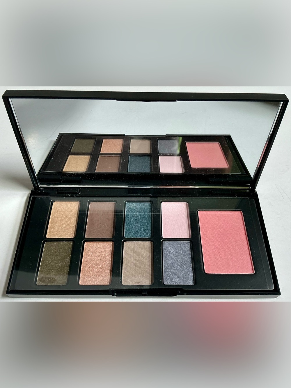 Elizabeth Arden 8 Eye Shadows + 1
Blush Pallette Mirrored Compact - NEW